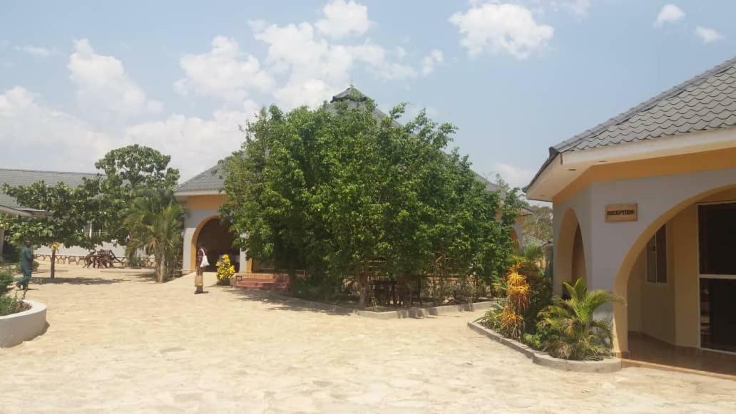 Lavic Country Resort Adjumani Exterior foto